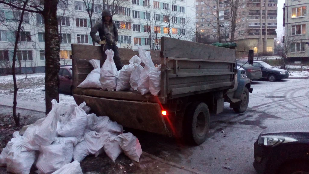 Вывоз мусора в мешках в Томске в октябре