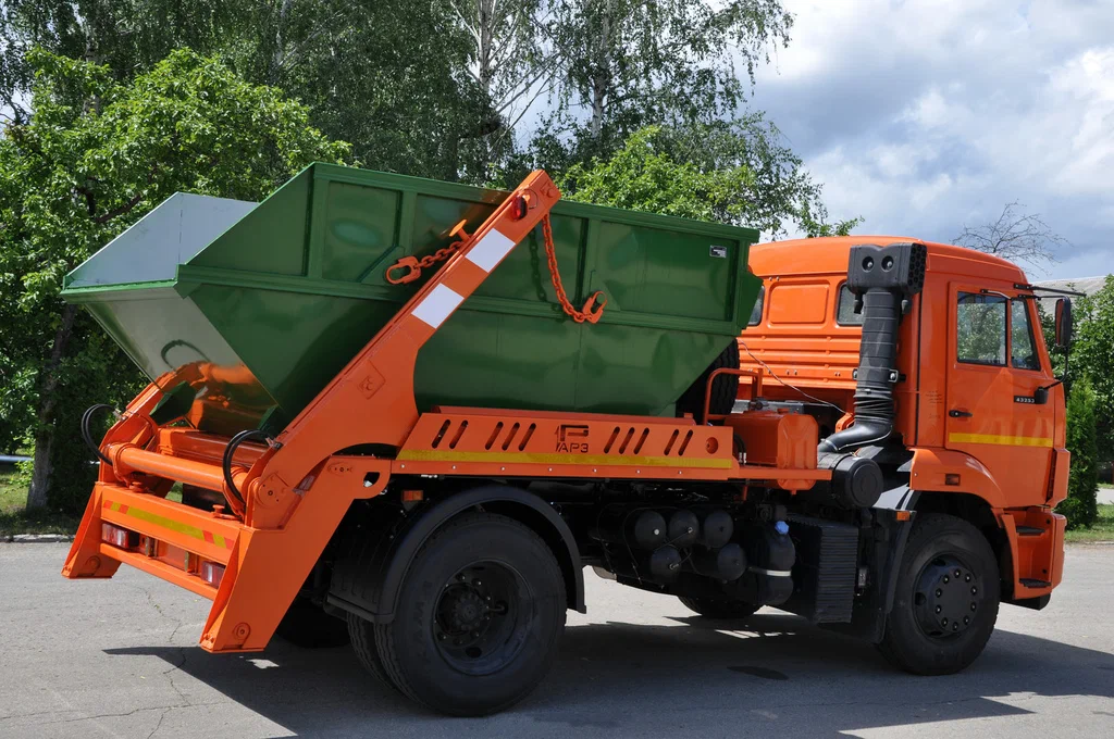 Заказ бункеровоза для вывоза мусора и отходов в Томске в октябре