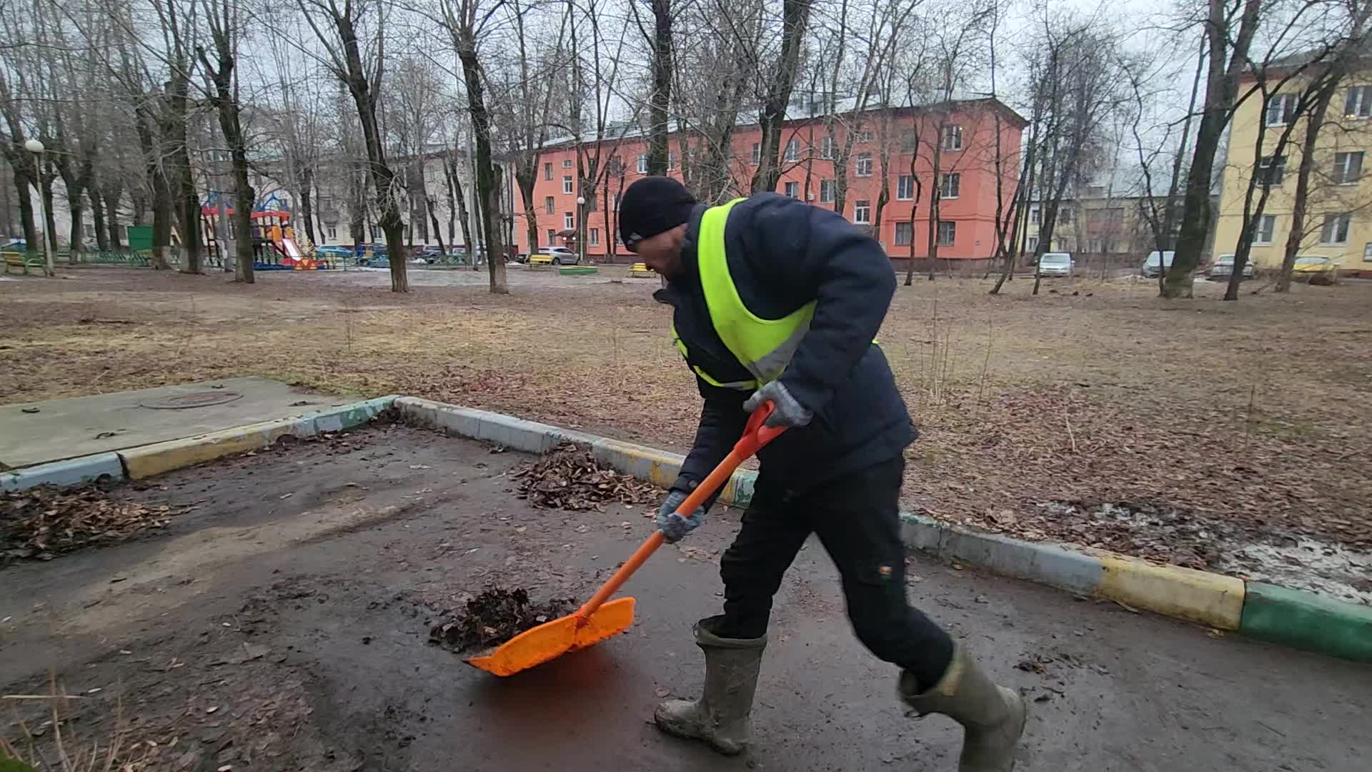 Уборка территорий в Томске в октябре
