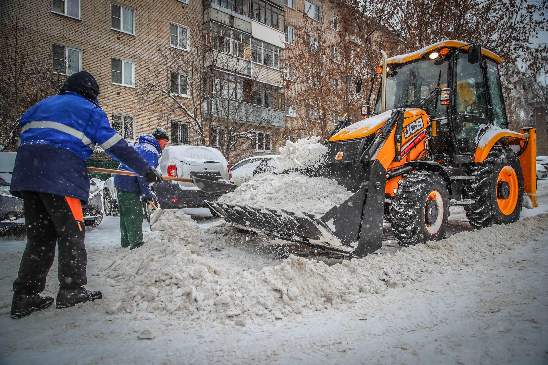 Очистка дворов от снега и наледи в Томске — уборка снега, трактор и ручная, цены от 546 руб. | ПроМусор