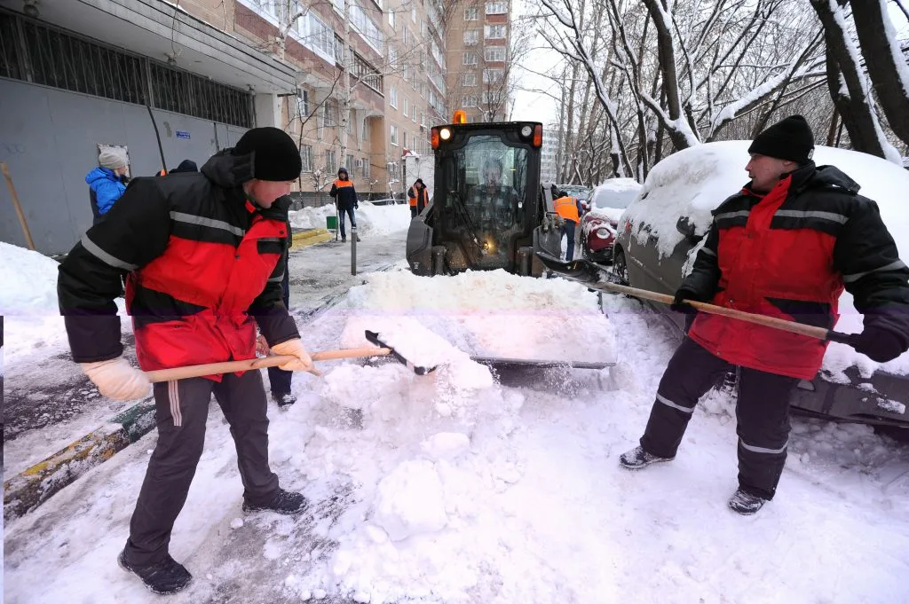 Очистка дворов от снега с гарантией результата в Томске в октябре