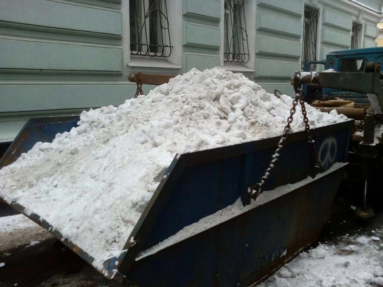 Вывоз снега контейнерами в Томске в октябре